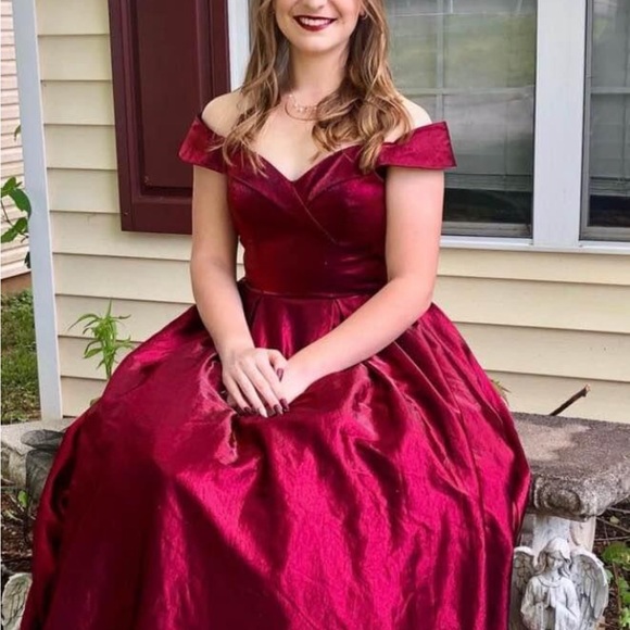 Beautiful Prom Dress - Picture 2 of 3